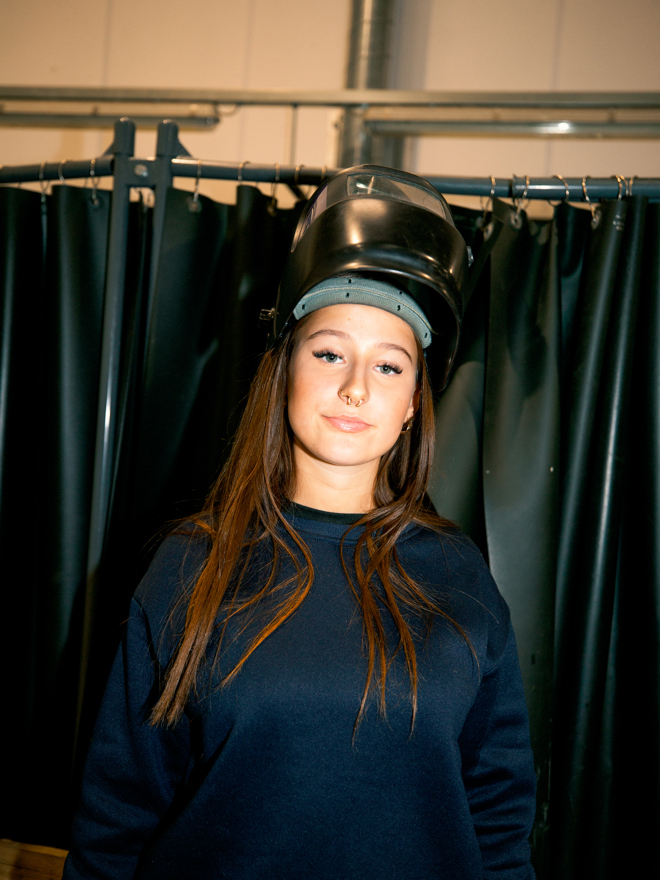 Grundforløbs elev der står i et skoleværksted, GF1, grundforløb, erhvervsuddannelse, erhvervsskole, elev,