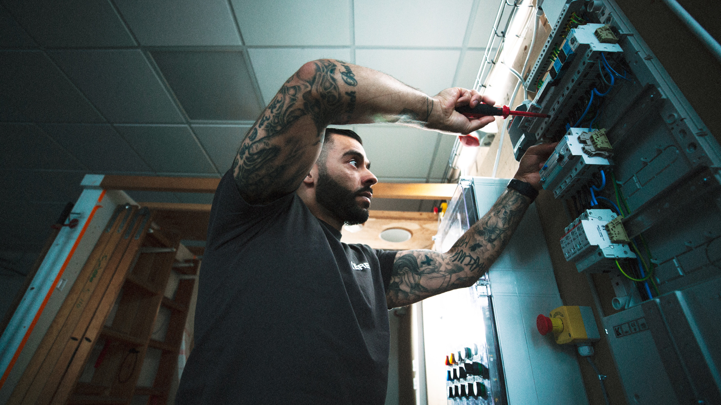 Elektriker arbejder ved stand