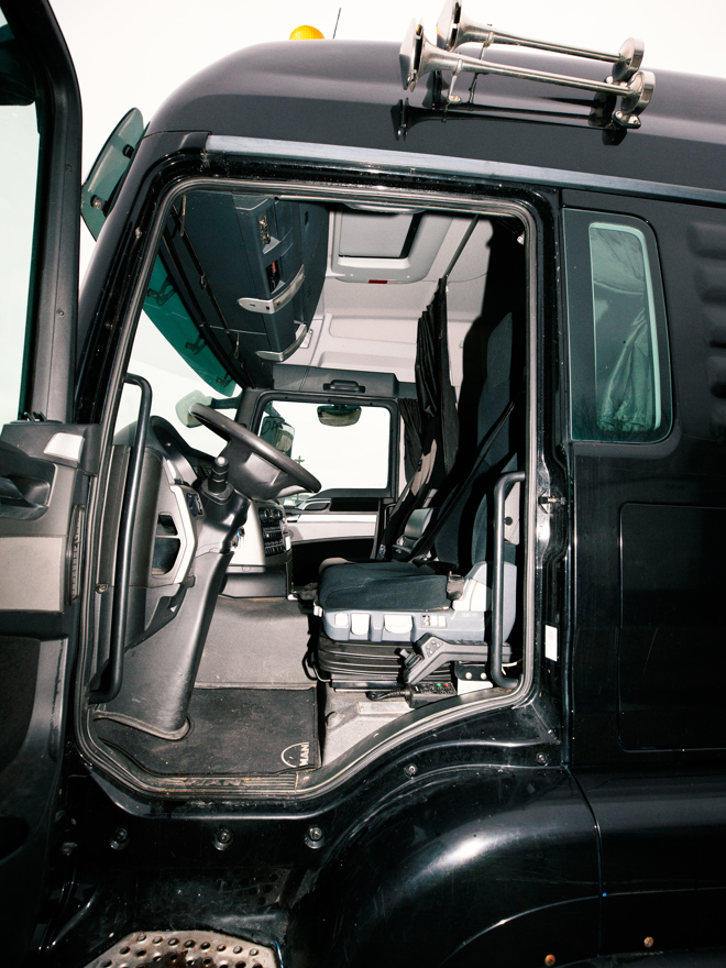 Nærbillede af interiøret i en lastbilkabine, Lastbilens dør står åben, chauffør-uddannelsen, chauffør, vejgods, vejgodstransport, transport, transport-uddannelse, køretøj, lastbilchauffør, lastbil