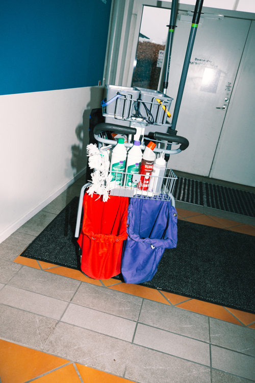 Rengøringsvogn med udstyr i gang, rengøringsvogn, udstyr, rengøringsteknikeruddannelsen, gang, værktøj, erhvervsskole.