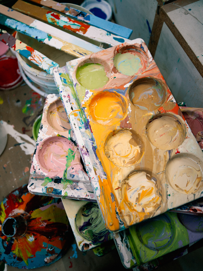 Maling og værktøj på arbejdsbord, maling, værktøj, arbejdsbord, bygningsmaleruddannelsen, malerarbejde, materialer, erhvervsskole.