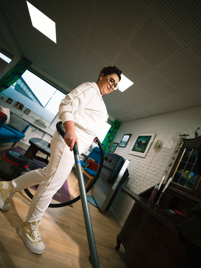 Rengøringstekniker støvsuger gulv, rengøringstekniker, støvsugning, gulv, rengøringsteknikeruddannelsen, rengøringsarbejde, erhvervsskole.