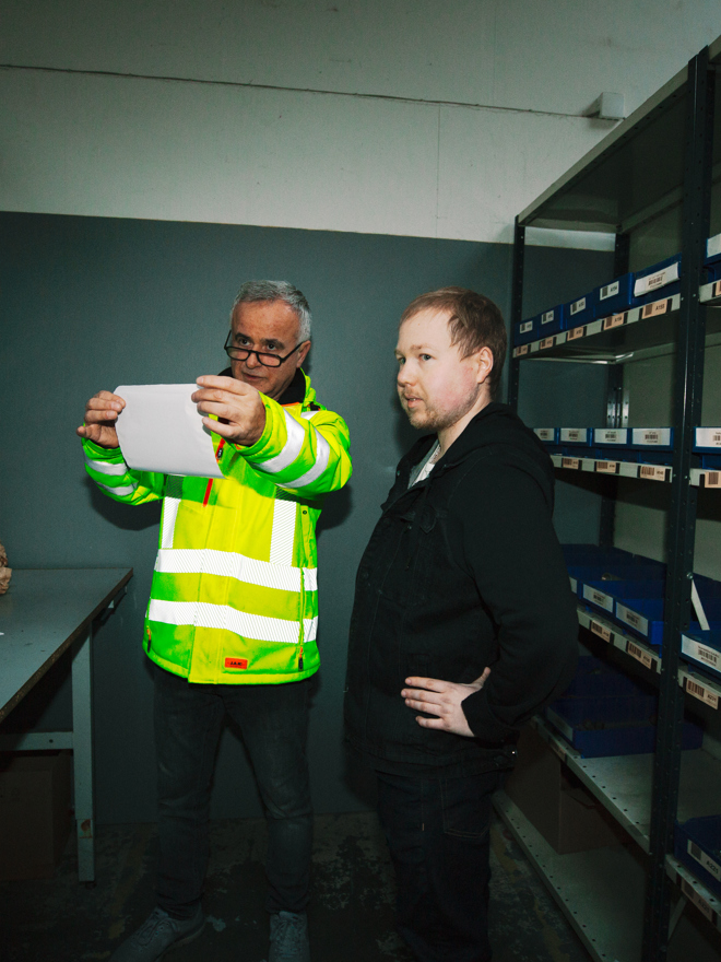 En lærling modtager vejledning fra en supervisor på lageret, lærling, supervisor, vejledning, lagerarbejde, logistik, lager