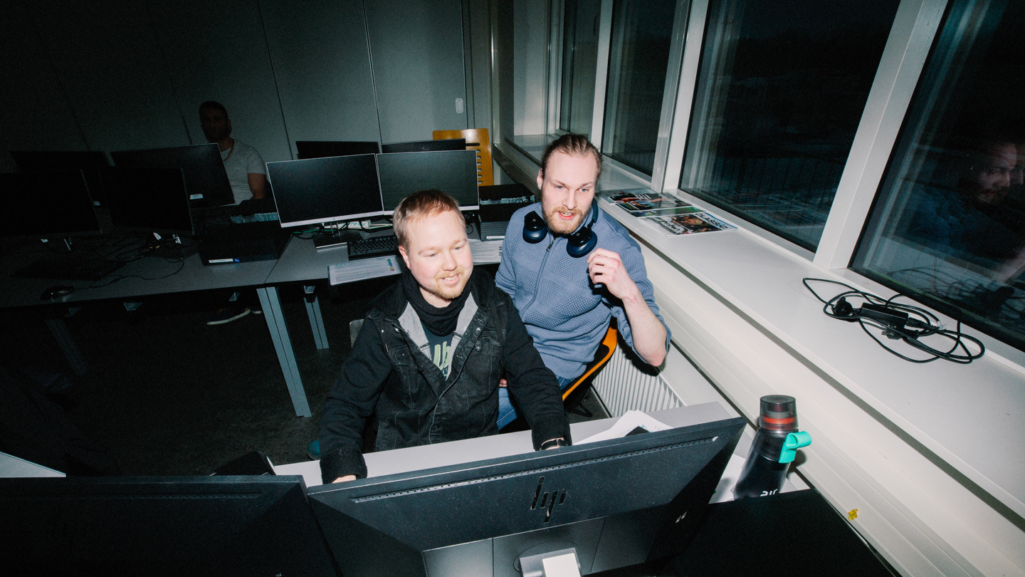 Lærlingen diskuterer logistikopgaver med kollegaer på lageret, lærling, logistikopgaver, samarbejde, lagerarbejde