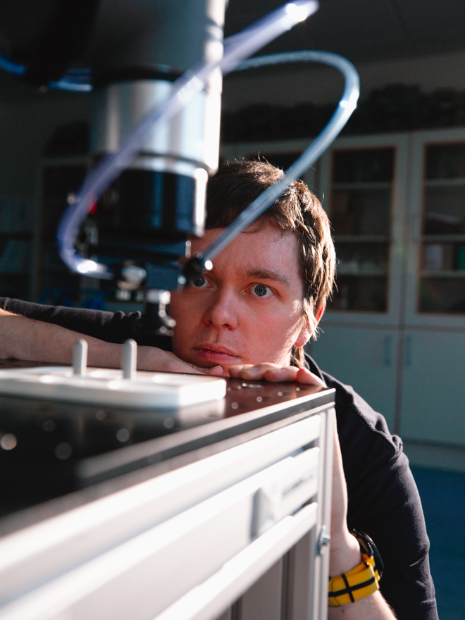 Elev arbejder med maskineri og sensorer i et teknisk miljø, automation, sensorer, teknik, maskineri, industri