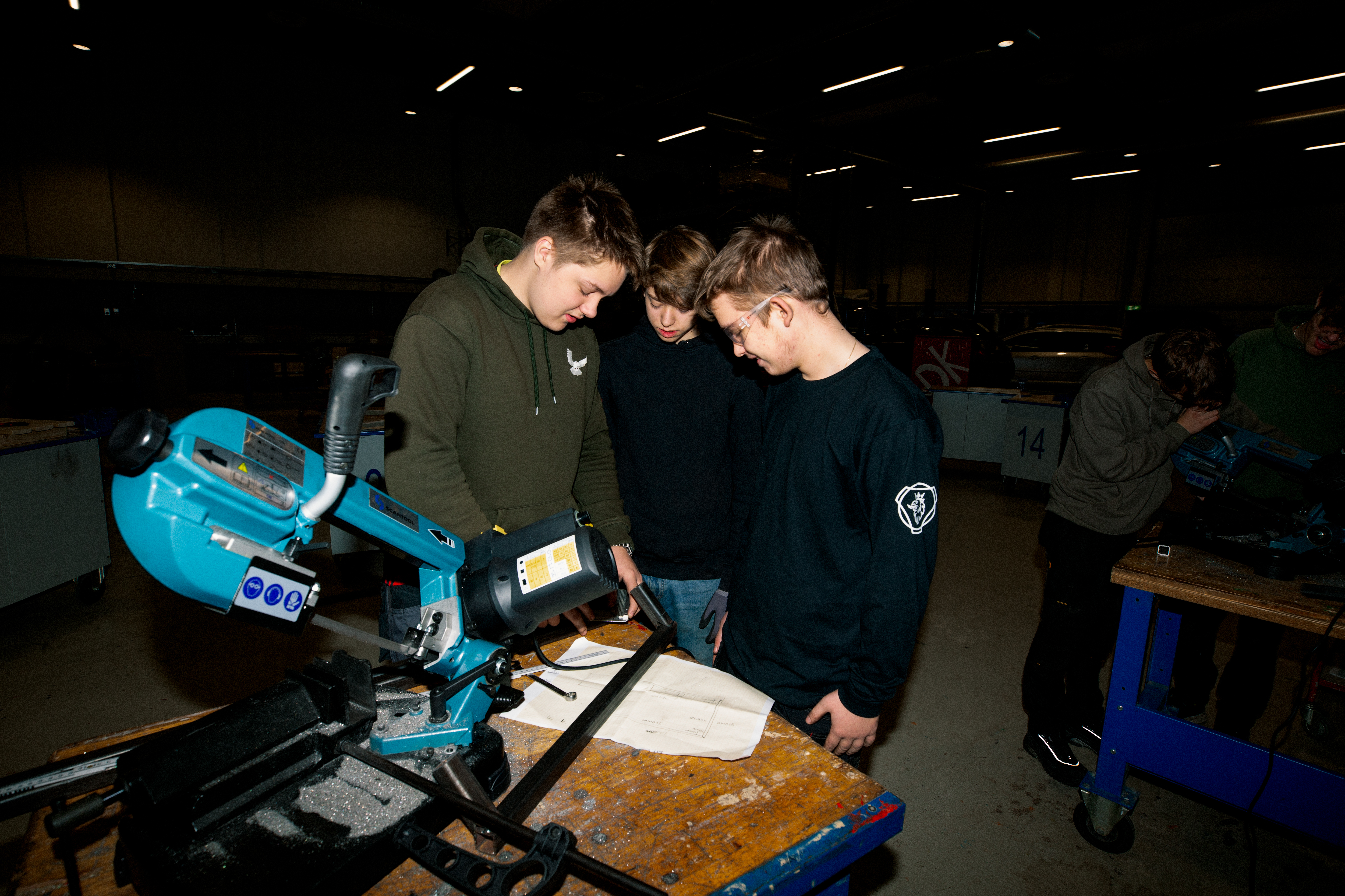 Teamarbejde i værkstedet med fokus på savning og bearbejdning af materiale, GF1, Samarbejde grundforløb, erhvervsuddannelse, erhvervsskole, uddannelse, elever, venner, 