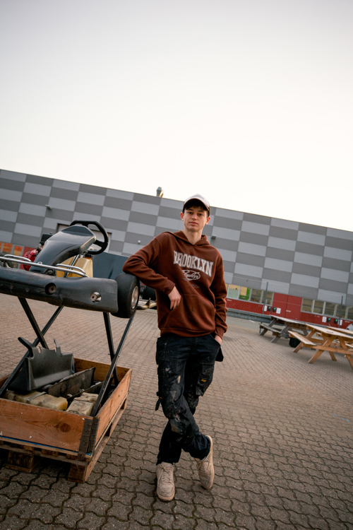 elev der tå foran et værksted på skolen, GF1, grundforløb, erhvervsuddannelse, erhvervsskole, uddannelse, elev