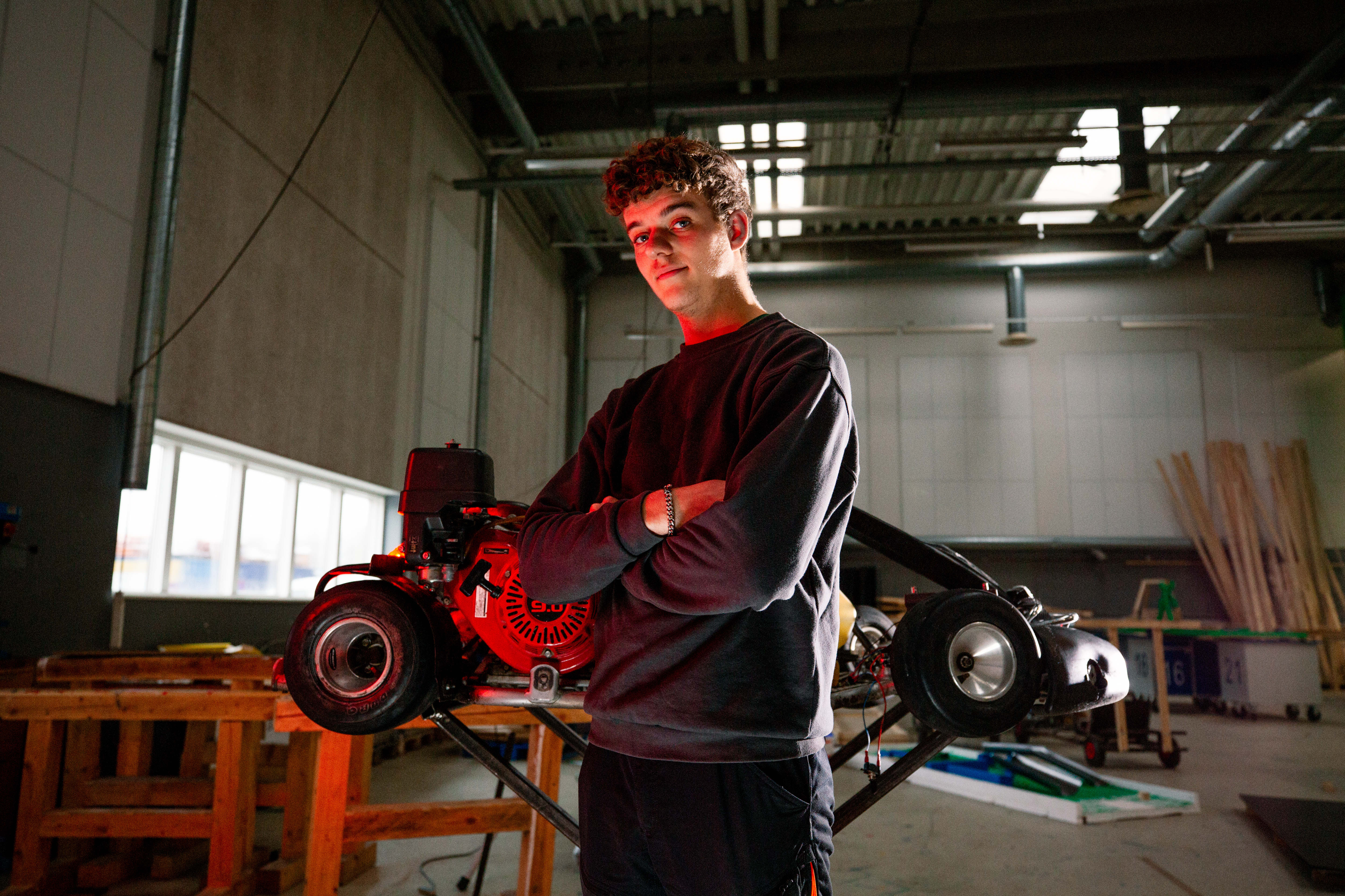 Elev der står i et skoleværksted med en gokart i bagrunden, GF1, grundforløb, erhvervsuddannelse, erhvervsskole, uddannelse, elever, 