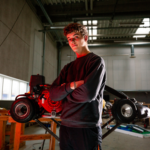 Elev der står i et skoleværksted med en gokart i bagrunden, GF1, grundforløb, erhvervsuddannelse, erhvervsskole, uddannelse, elever,