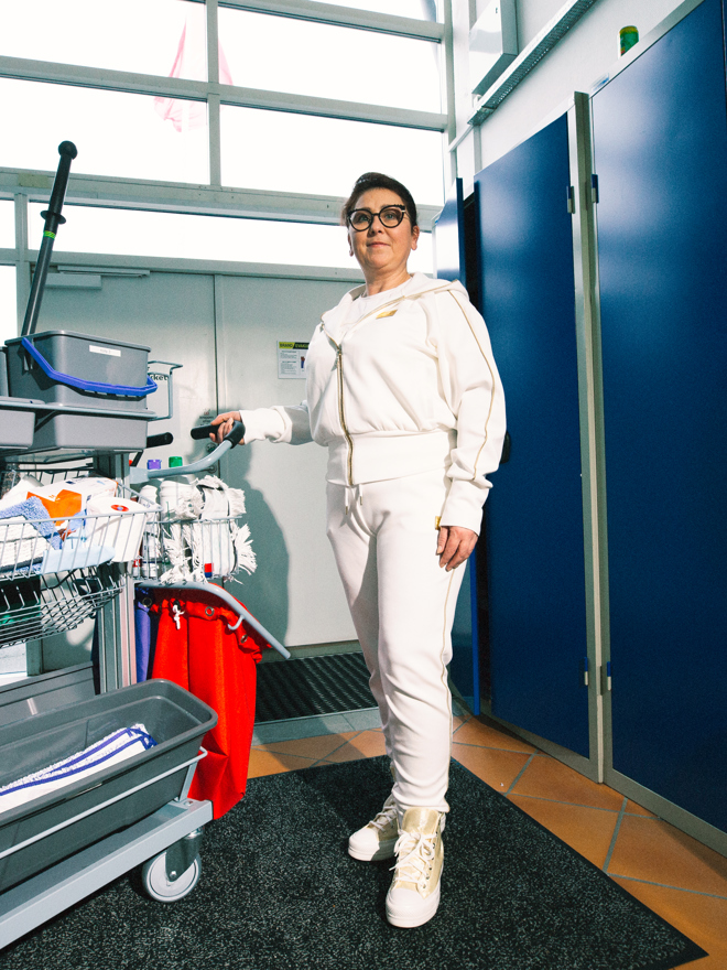 Rengøringstekniker med rengøringsvogn, rengøringstekniker, rengøringsvogn, rengøringsteknikeruddannelsen, værktøj, erhvervsskole.