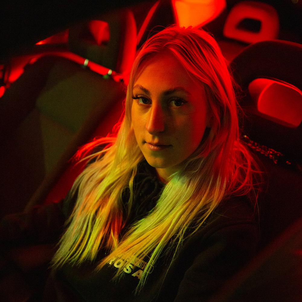 En kvindelig lastbilchauffør, lærling, chauffør-uddannelsen, chauffør, vejgods, transport uddannelsen, vejgodstransport, kvindelig chauffør,