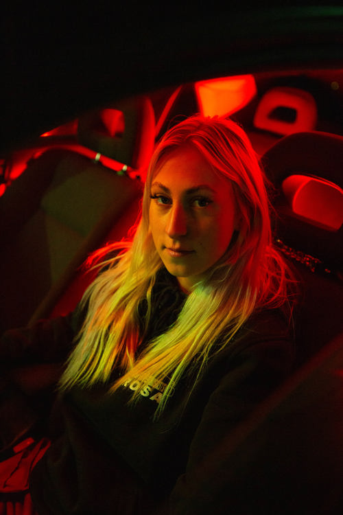 En kvindelig lastbilchauffør, lærling, chauffør-uddannelsen, chauffør, vejgods, transport uddannelsen, vejgodstransport, kvindelig chauffør,