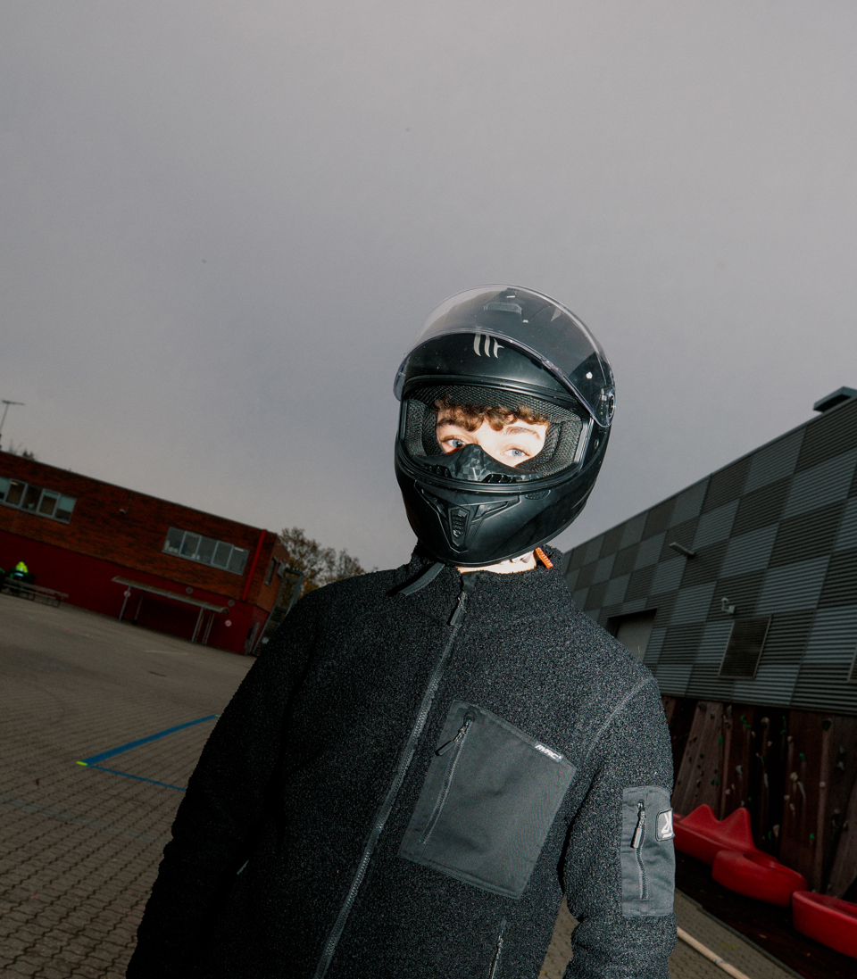 En studerende på GF1-uddannelsen på en erhvervsskole er klar til at teste en gokart udendørs, GF1, grundforløb, Gokart, Motortræning, motor, erhvervsuddannelse, erhvervsskole, uddannelse  Hands-on læring, Erhvervsfaglig uddannelse