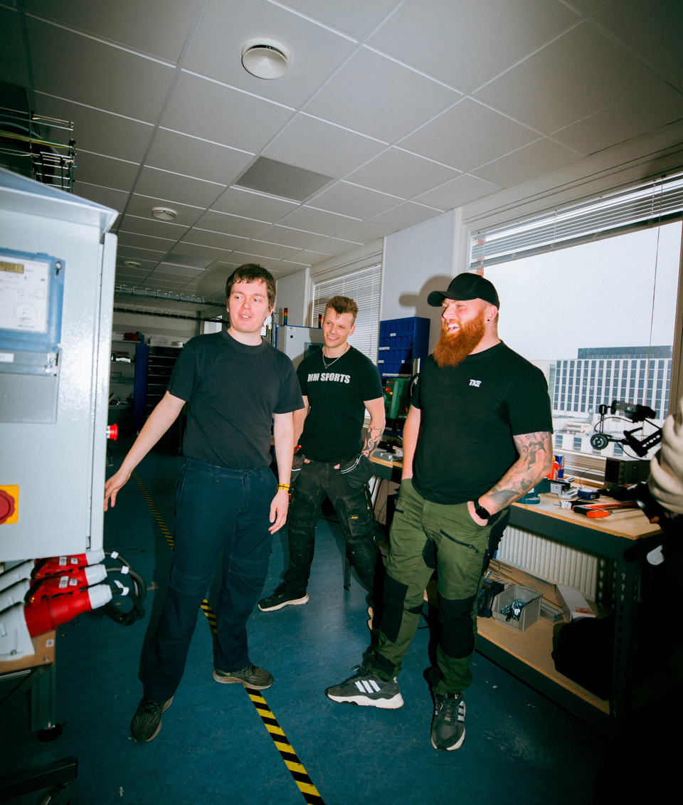 Elever går gennem et teknisk laboratorium, elever, instruktør, laboratorium, teknik, undervisning