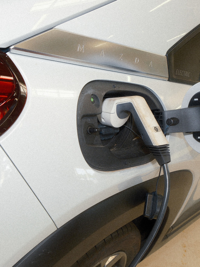 Oplader til elbil tilsluttet en bils ladestik, elbil, oplader, ladestik, elektrisk køretøj