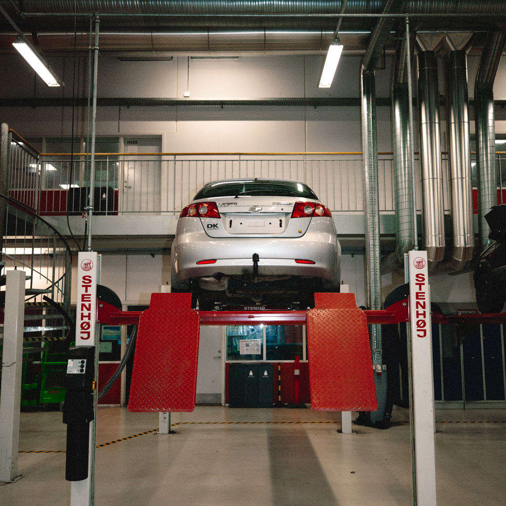 Bil hævet på en lift i værkstedet til inspektion, lift, inspektion, værksted, reparation