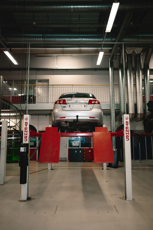 Bil hævet på en lift i værkstedet til inspektion, lift, inspektion, værksted, reparation