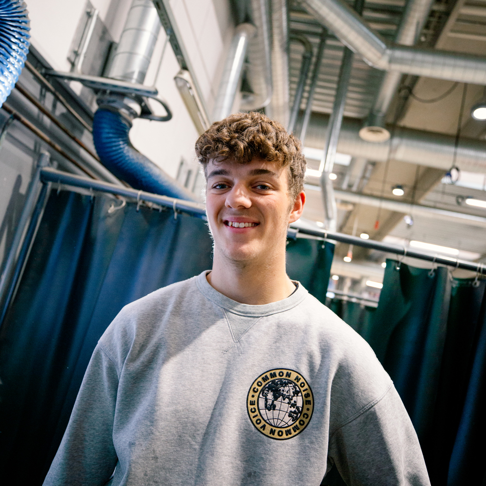 elev der står i et værksted på skolen, GF1, grundforløb, erhvervsuddannelse, erhvervsskole, uddannelse, elev