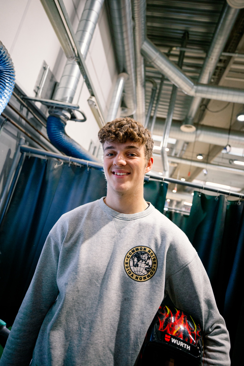 elev der står i et værksted på skolen, GF1, grundforløb, erhvervsuddannelse, erhvervsskole, uddannelse, elev