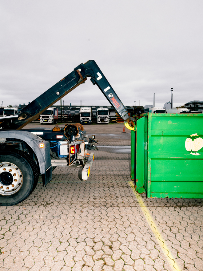 Lastbil løfter en container på en parkeringsplads under træning, lastbil, container, løfteudstyr, vejgodstransport, træning