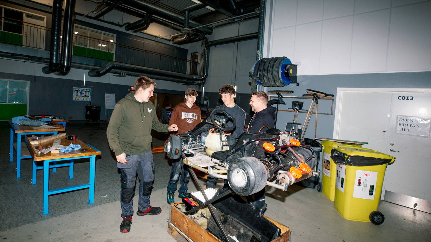 En gruppe GF1 elever arbejder på en gokart, reparation, mekanik, GF1, grundforløb, erhvervsuddannelse, erhvervsskole, uddannelse, elev