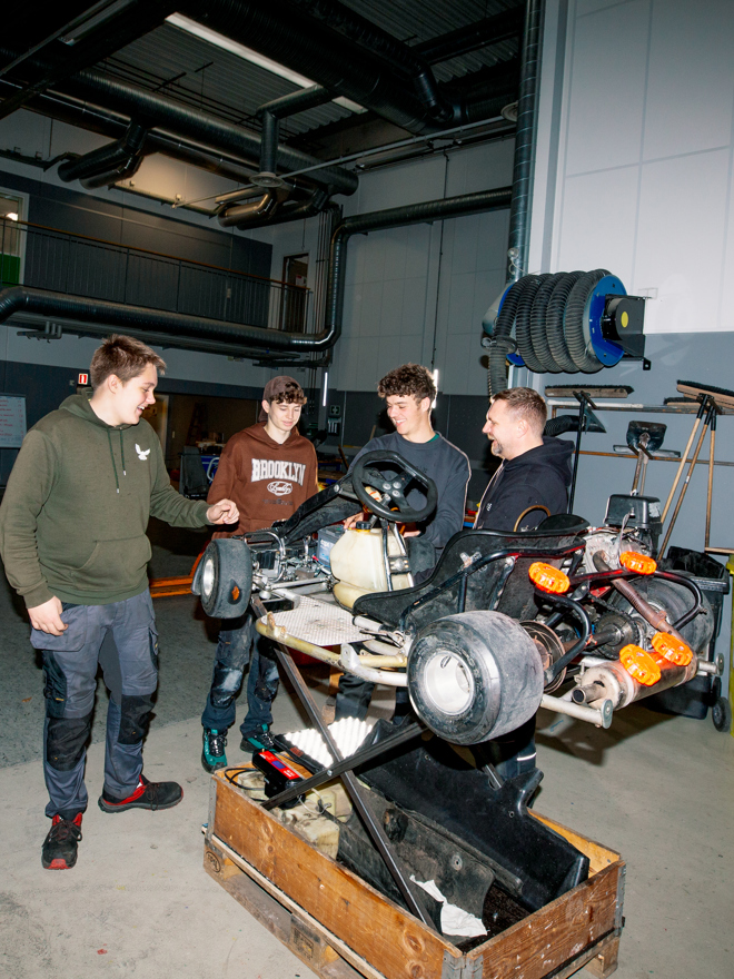 En gruppe GF1 elever arbejder på en gokart, reparation, mekanik, GF1, grundforløb, erhvervsuddannelse, erhvervsskole, uddannelse, elev