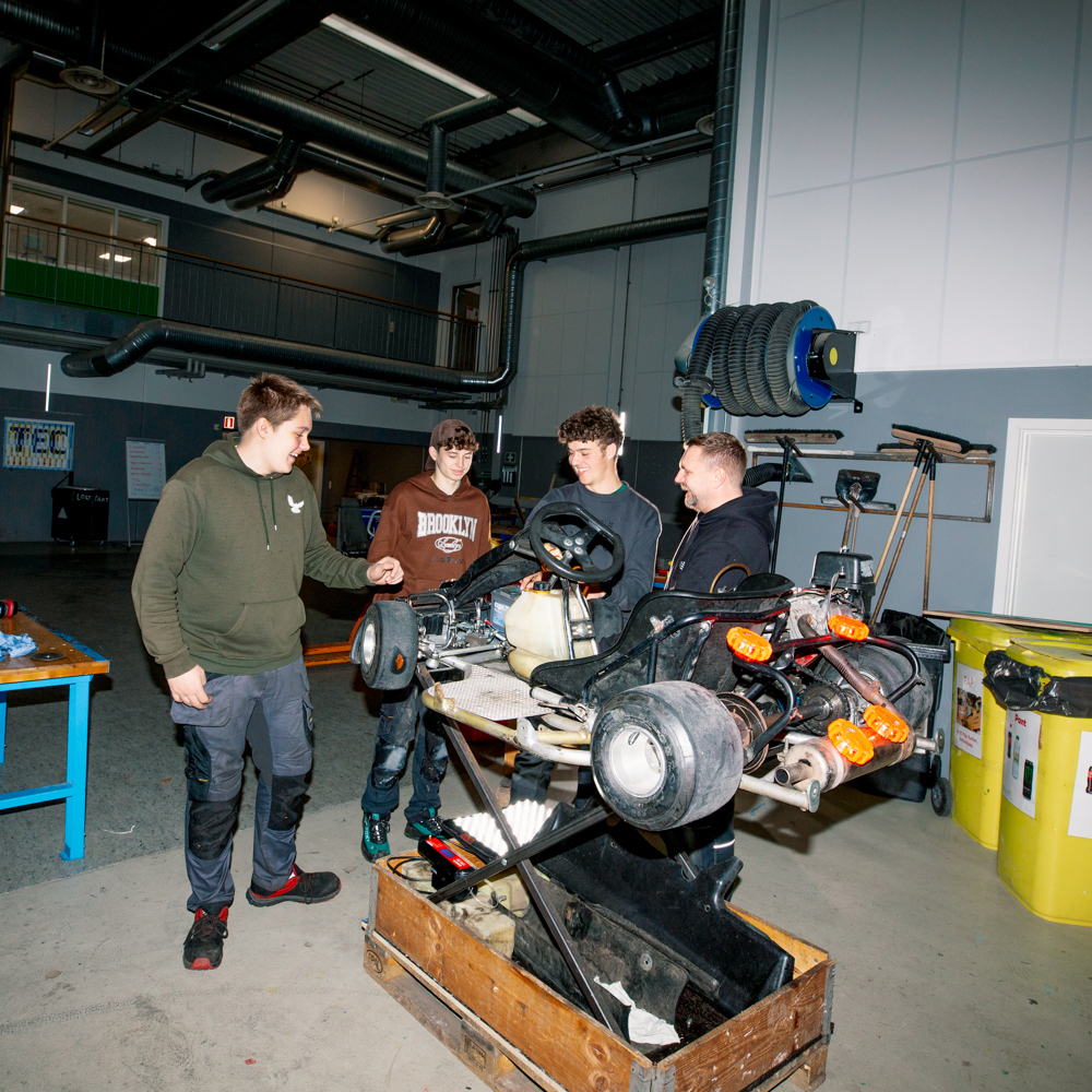 En gruppe GF1 elever arbejder på en gokart, reparation, mekanik, GF1, grundforløb, erhvervsuddannelse, erhvervsskole, uddannelse, elev