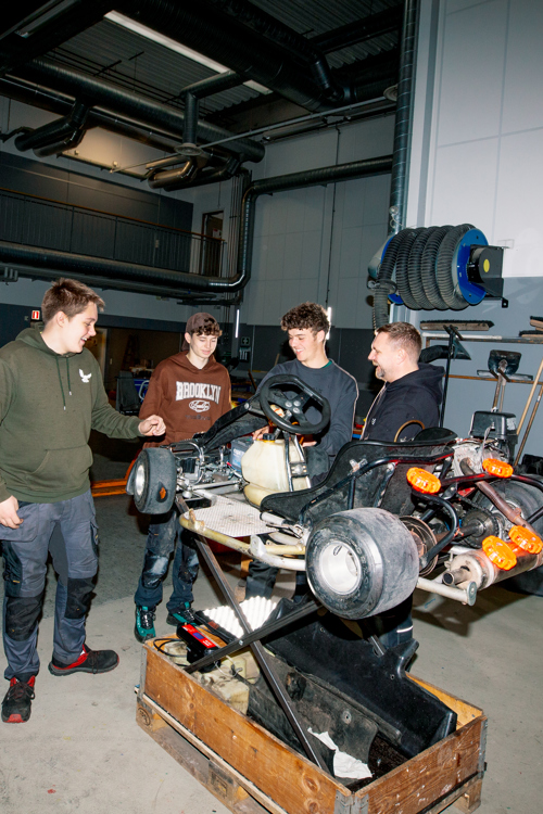 En gruppe GF1 elever arbejder på en gokart, reparation, mekanik, GF1, grundforløb, erhvervsuddannelse, erhvervsskole, uddannelse, elev