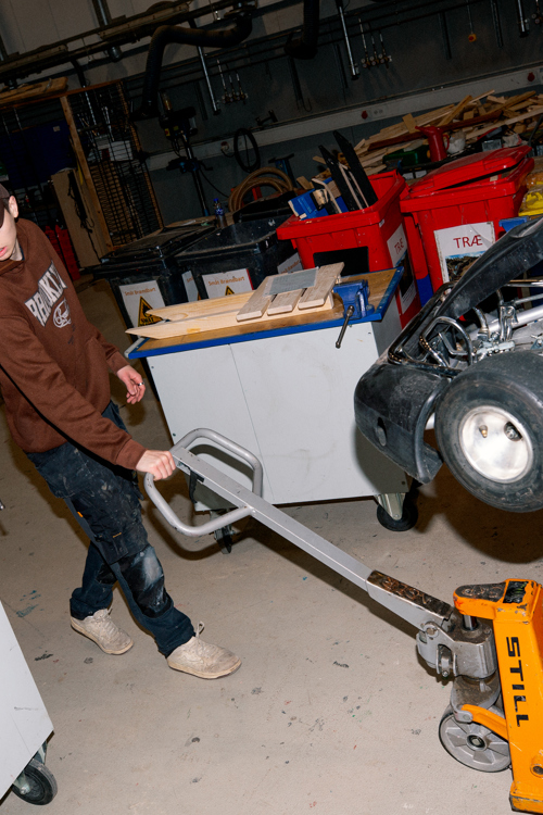 Elev bruger en donkraft til at løfte en gokart, GF1, grundforløb, erhvervsuddannelse, erhvervsskole,  Løfteudstyr, Værksted, Køretøjskomponent, uddannelse, elever, Donkraft