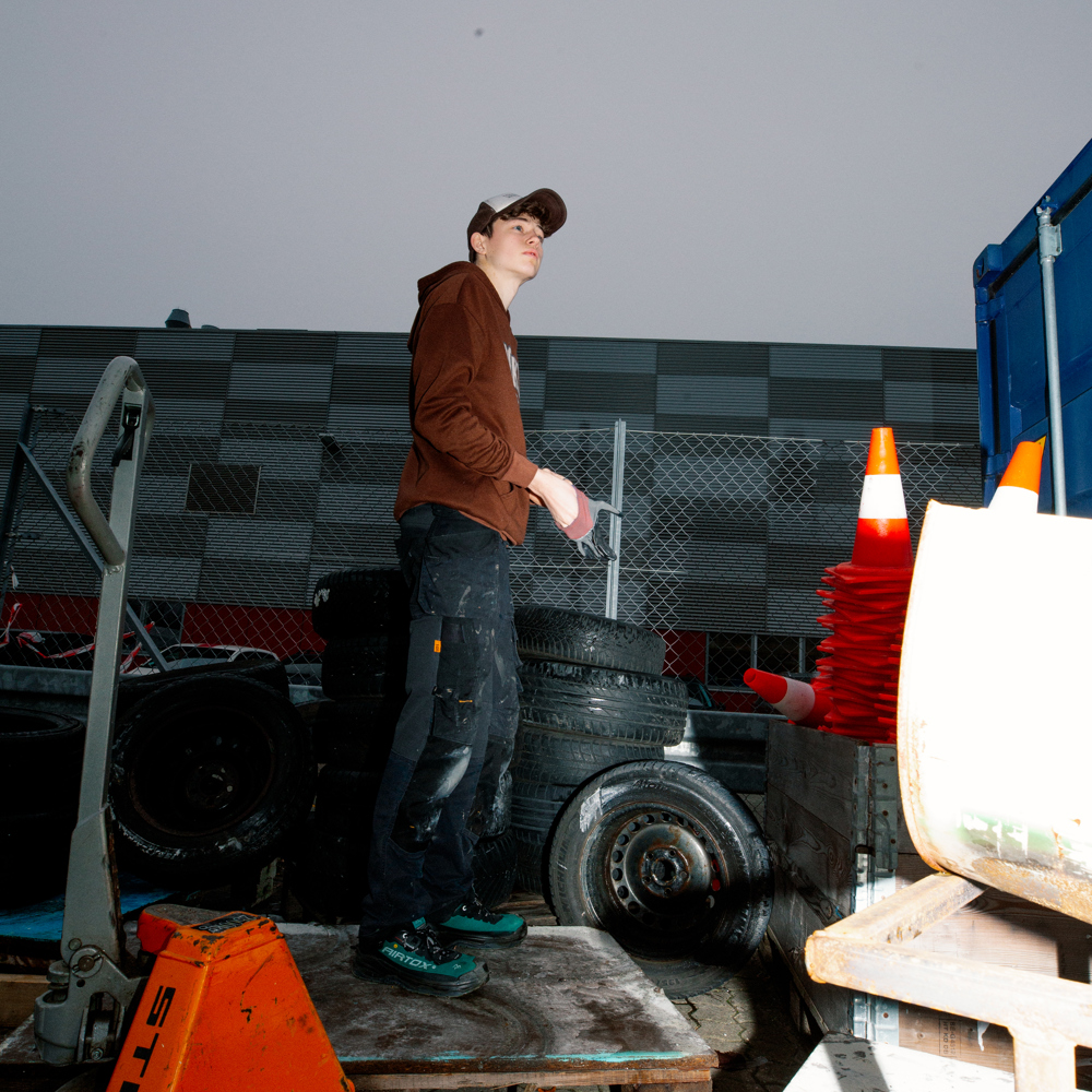 Elev der står i et værksted på erhvervsskolen, GF1, grundforløb, erhvervsuddannelse, erhvervsskole, uddannelse  Hands-on læring, Erhvervsfaglig uddannelse