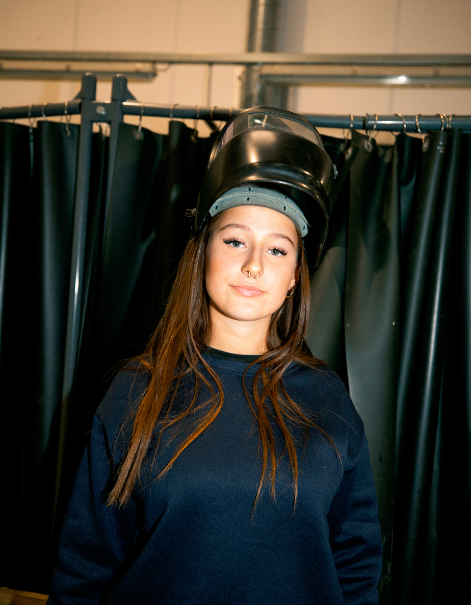 Grundforløbs elev der står i et skoleværksted, GF1, grundforløb, erhvervsuddannelse, erhvervsskole, elev,