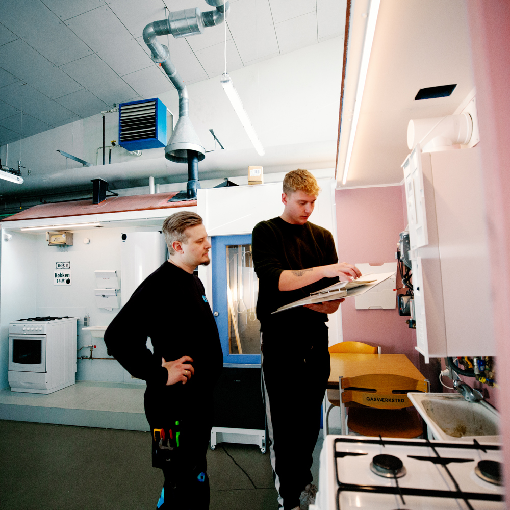 to vvs lærlinge inspicerer en installation i et teknisk rum, VVS-uddannelsen, energispecialist, vvs og energi, VVS-specialister, vvs, VVS lærlinge, lærlinge i værkstedet, Teknisk værksted, vvs elever,