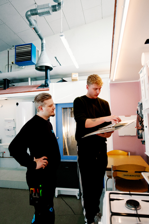 to vvs lærlinge inspicerer en installation i et teknisk rum, VVS-uddannelsen, energispecialist, vvs og energi, VVS-specialister, vvs, VVS lærlinge, lærlinge i værkstedet, Teknisk værksted, vvs elever,