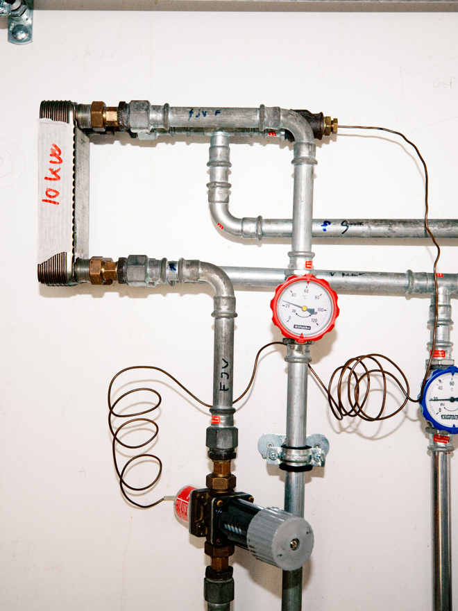 Rørinstallation med måleinstrumenter på væg, VVS, rørinstallation