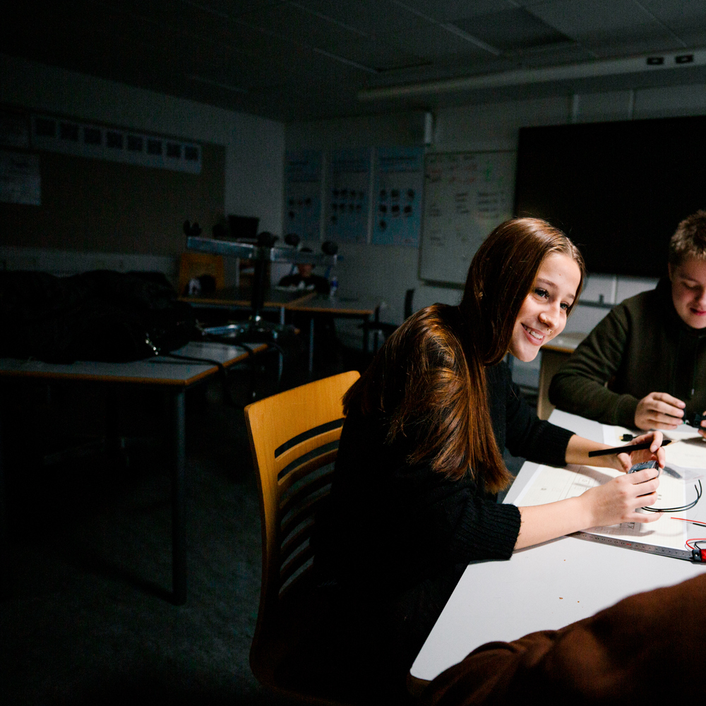 Gruppe GF 1 elever arbejder sammen om et projekt ved et bord i et klasseværelse, GF1, Gruppearbejde, Projektarbejde, Læringsmiljø, grundforløb, erhvervsuddannelse, erhvervsskole, uddannelse, elev