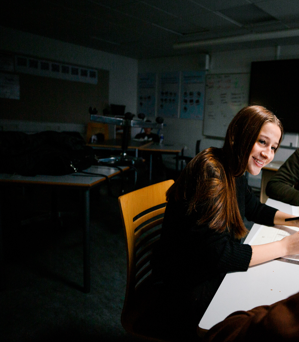 Gruppe GF 1 elever arbejder sammen om et projekt ved et bord i et klasseværelse, GF1, Gruppearbejde, Projektarbejde, Læringsmiljø, grundforløb, erhvervsuddannelse, erhvervsskole, uddannelse, elev