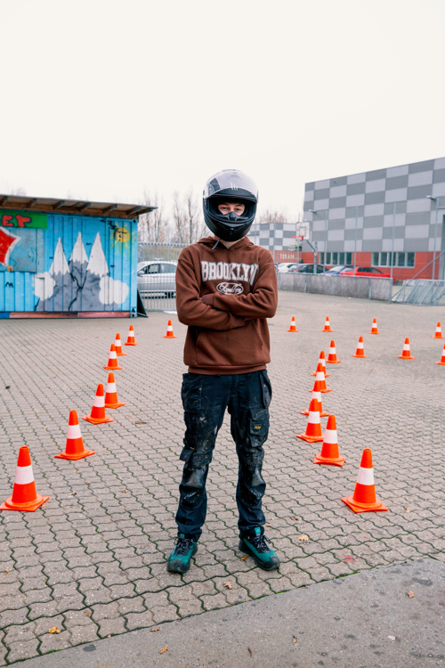 En studerende på GF1-uddannelsen på en erhvervsskole er klar til at teste en gokart udendørs, GF1, grundforløb, Gokart, Motortræning, motor, erhvervsuddannelse, erhvervsskole, uddannelse  Hands-on læring, Erhvervsfaglig uddannelse