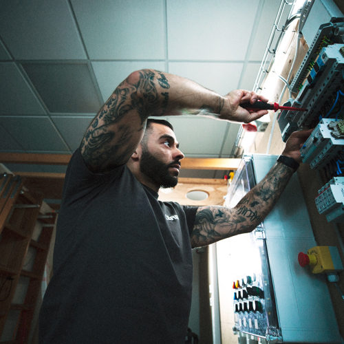 Elektriker arbejder ved stand