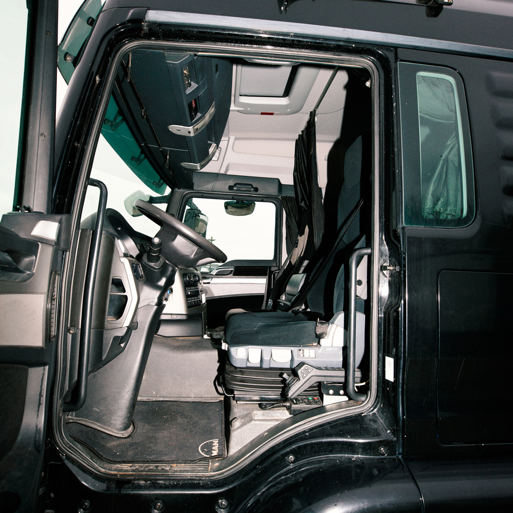 Nærbillede af interiøret i en lastbilkabine, Lastbilens dør står åben, chauffør-uddannelsen, chauffør, vejgods, vejgodstransport, transport, transport-uddannelse, køretøj, lastbilchauffør, lastbil