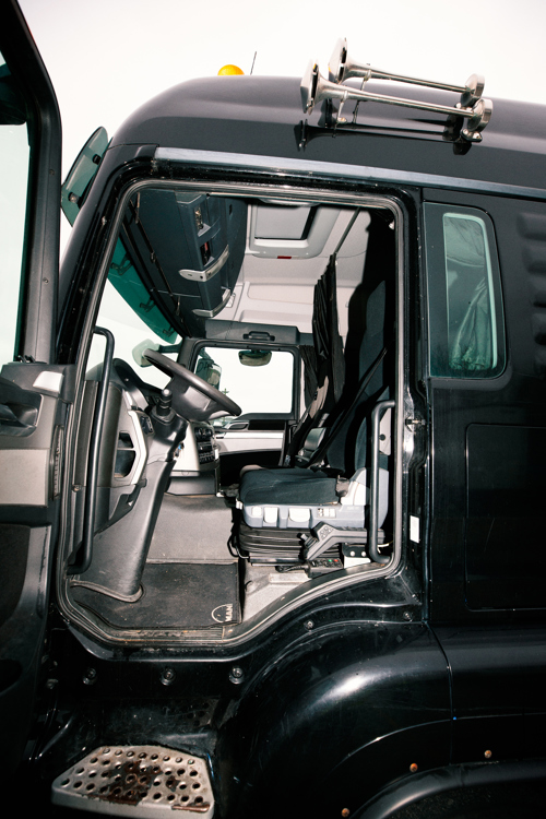 Nærbillede af interiøret i en lastbilkabine, Lastbilens dør står åben, chauffør-uddannelsen, chauffør, vejgods, vejgodstransport, transport, transport-uddannelse, køretøj, lastbilchauffør, lastbil