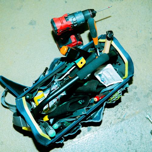 Værktøjssæt med skruemaskine og andet værktøj liggende på gulvet, værktøjssæt, skruemaskine, værksted, håndværk, værktøj